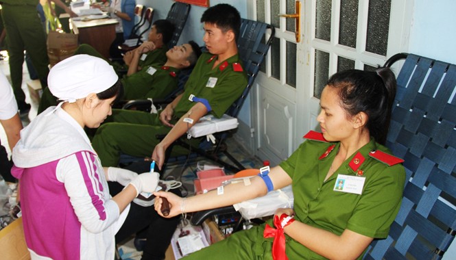 Chủ nhật Đỏ TPHCM: Hàng ngàn người tham gia hiến máu Bạn Y Duyên (SN 1994, dân tộc Dẻ, quê Kom Tum) tham gia hiến máu. Ảnh: Việt Văn.
