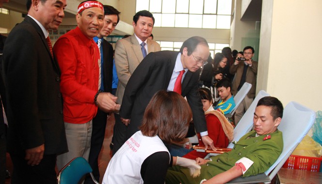 Chủ nhật Đỏ Phú Thọ: Vượt chỉ tiêu 375 đơn vị máu Lãnh đạo tỉnh Phú Thọ thăm hỏi, động viên sinh viên hiến máu
