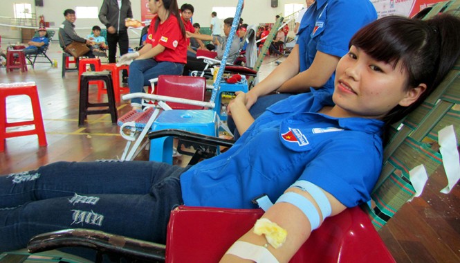 Chủ nhật Đỏ Khánh Hòa: Gần hết giờ, vẫn còn hàng trăm SV xếp hàng hiến máu Sinh viên Trần Thị Ý Như, một trong những người hiến máu cuối cùng tại Chủ nhật Đỏ 2015 - Khánh Hòa.