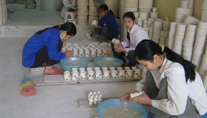 Hỗ trợ đóng bảo hiểm xã hội: Chỗ dựa cho lao động nghèo Từ 1/1/2016, thêm nhiều quyền lợi cho người lao động khi tham gia BHXH. Ảnh: Phạm Anh.