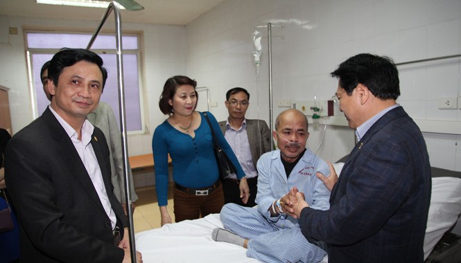 “Lão Quềnh” Hán Văn Tình vẫn vui Phòng bệnh nhân Hán Văn Tình lúc nào cũng đông khách thăm. Ảnh: Hà Phạm