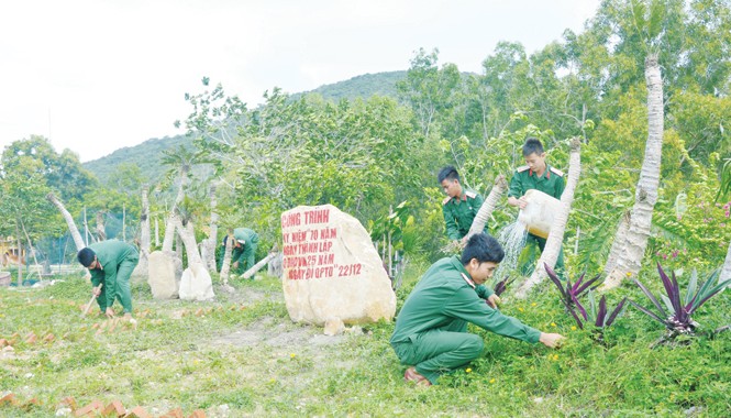 Ra Hòn Tre nghe chuyện lính Các chiến sĩ chăm sóc vườn hoa Đại đội.