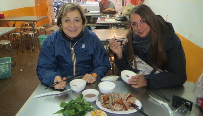 Ẩm thực “kẹp” văn hóa Vịt quay Hà Nội là món khoái khẩu của nhiều du khách. Nguồn Hanoi food tasting tours.