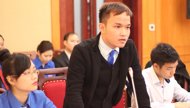 Giữ vững niềm tin với Đảng Các bạn trẻ tham gia góp ý tại diễn đàn “Trí thức trẻ tự hào tiến bước dưới cờ Đảng”.