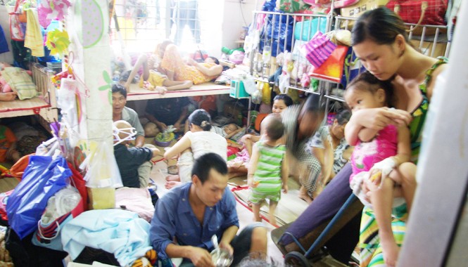 13 bệnh viện TƯ cam kết không còn nằm ghép: Liệu có khả thi? Cảnh chen chúc nhau ở BV Ung bướu TPHCM. Ảnh: Lê Nguyễn.