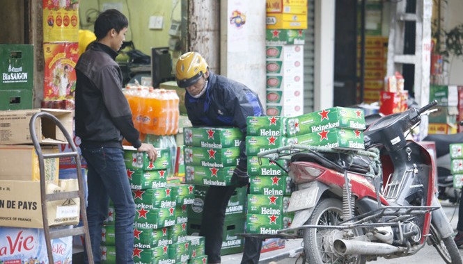 Nhiều mặt hàng Tết: Người mua ít, giá vẫn tăng Sức mua giảm sút, nên giá các loại bánh kẹo, rượu bia chỉ tăng nhẹ. Ảnh: Như Ý.