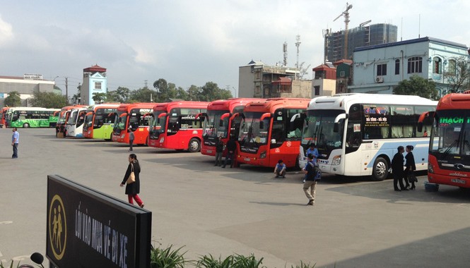 Tréo ngoe: Xăng giảm giá kỷ lục, cước vận tải lại còn đòi tăng?! Người dân đang mong chờ giá cước giảm. Ảnh: Đức Huy.