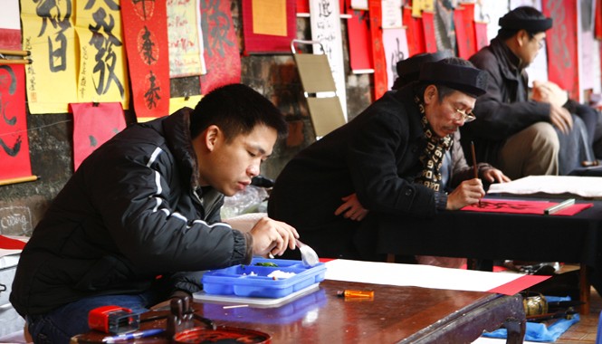 Đưa các ông đồ vào cạnh hồ Văn Năm nay sẽ không có cảnh các ông đồ “nhảy dù” như năm ngoái. Ảnh: Hồng Vĩnh.