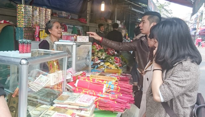 Đổi tiền lẻ áp Tết: Càng cấm, tiền chênh lệch càng cao Hoạt động dịch vụ đổi tiền lẻ vẫn “nóng”. Ảnh: Như Ý.