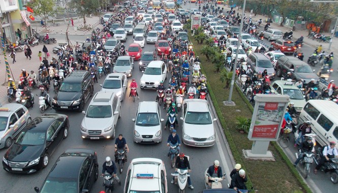 Hà Nội: Dỡ bỏ dải phân làn trên nhiều tuyến phố Sau hơn 3 năm thực hiện, dải phân cách phân làn trên phố Xã Đàn đã dỡ bỏ. Ảnh: Trọng Đảng.