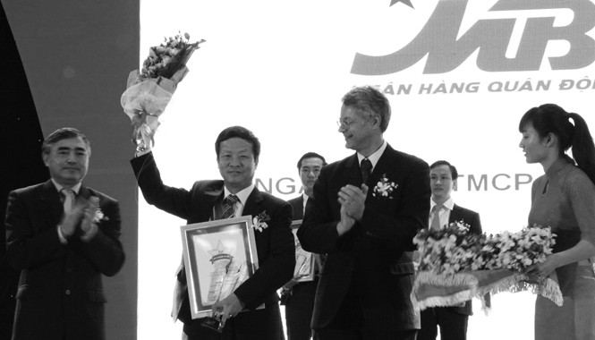 MB nhận giải thưởng Top 50 DNVN xuất sắc MB nhận giải thưởng Top 50 DNVN xuất sắc