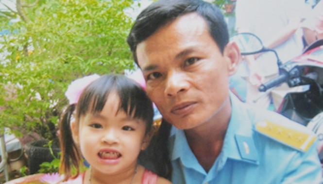 Vụ trực thăng quân sự rơi: Nỗi đau người ở lại Anh Quân và con gái.