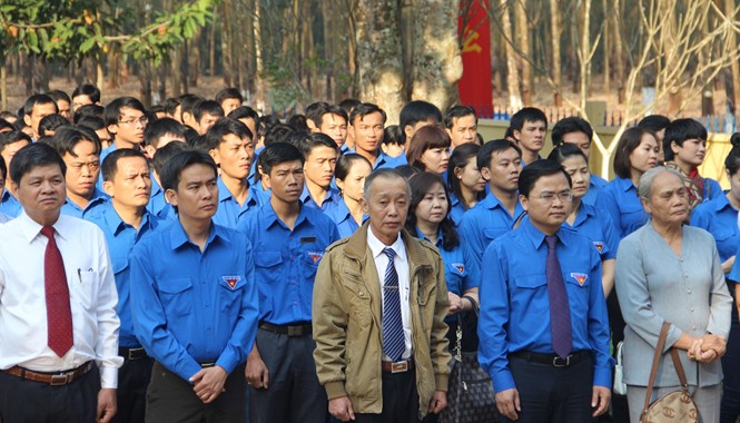Thanh niên công nhân tiến bước dưới cờ Đảng Bí thư T.Ư Đoàn Nguyễn Anh Tuấn cùng đoàn đến thắp hương tại tượng đài chi bộ Phú Riềng Đỏ.