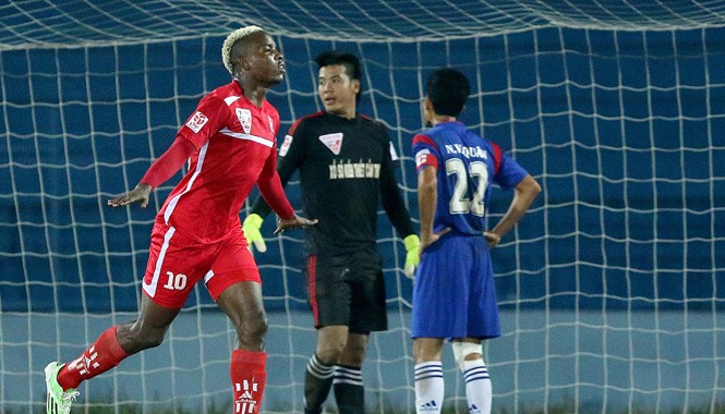 Trước Vòng 6 V-League 2015: “Em ở đầu sông, anh cuối sông” Hải Phòng còn giữ được mạch chiến thắng khi rời xa sân Lạch Tray?. Ảnh: VSI.