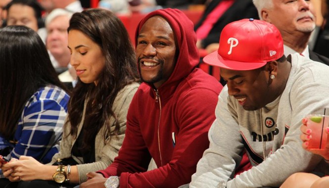 “Chỉ Mayweather mới cản nổi trận đấu diễn ra” Floyd Mayweather (giữa) theo dõi trận bóng rổ tại Miami trước khi gặp Pacquiao để thảo luận về trận so găng trị giá 300 triệu USD giữa hai võ sỹ. Ảnh: Getty Images.