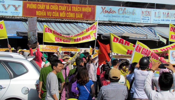 Tiểu thương Chợ Đầm bãi thị Tiểu thương trưng băng - rôn, khẩu hiệu trước chợ Đầm.
