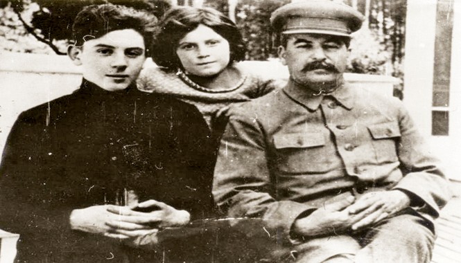Bức thư bí mật Stalin gửi thầy giáo của con trai I.Stalin và hai con Vasily và Svetlana.