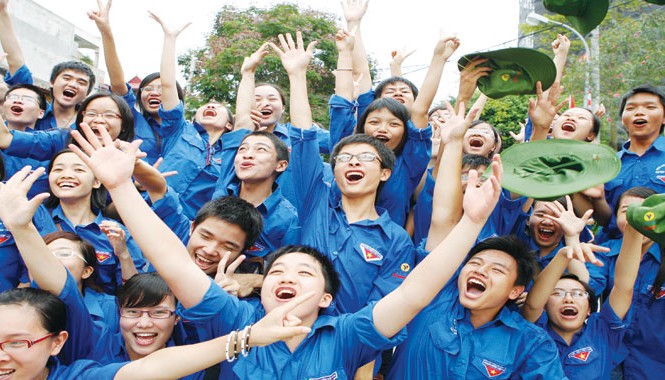 Tháng tám, nghĩ về người trẻ Lớp trẻ hôm nay theo bước cha ông sẵn sàng hiến dâng tuổi xuân cho đất nước. Ảnh: Hồng Vĩnh.