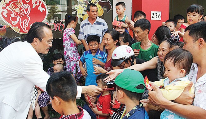 Chuyện của gạch và bóng Lì xì cho cán bộ, nhân viên và các em thiếu nhi.