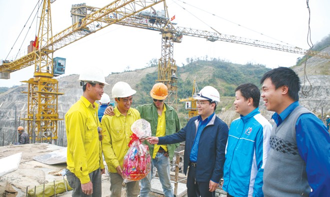 Giải quyết nhu cầu thiết yếu cho thanh niên công nhân Bí thư T.Ư Đoàn Nguyễn Anh Tuấn tặng quà cho công nhân trên công trường Thủy điện Lai Châu. Ảnh: Bảo Anh.