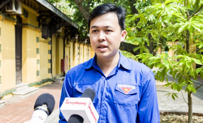 Thanh niên Agribank cùng khách hàng vượt khó Anh Nguyễn Đức Trung.