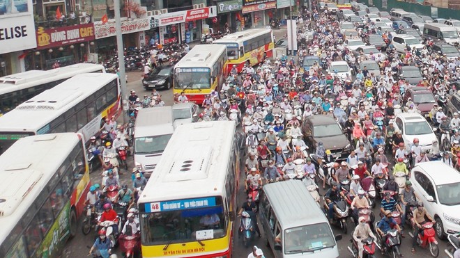 Hạn chế xe cá nhân, vì sao chết yểu? Do không có đường riêng và kiểm soát xe cá nhân, mỗi xe buýt khi hoạt động đang phải cạnh tranh đường với 360 ô tô và 3.300 xe máy. Ảnh: Anh Trọng.