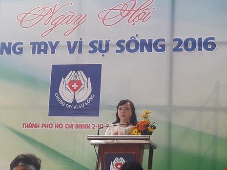 Hơn 600 người đăng ký hiến mô, tạng Bộ trưởng Bộ Y tế Nguyễn Thị Kim Tiến phát biểu tại chương trình sáng 2-10. Ảnh: Pháp luật TPHCM