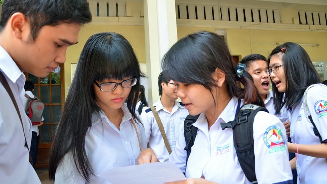Ra đề thi trắc nghiệm: Không thể hiểu theo cách khô cứng Học sinh trao đổi về bài thi sau khi thi xong. Ảnh: Hồng Vĩnh.