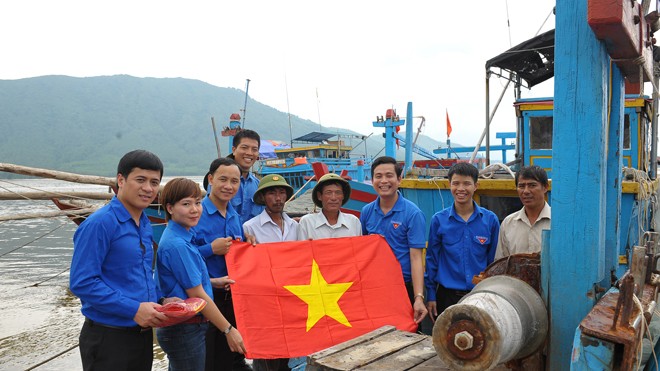 Sẻ chia với học sinh nghèo Hà Tĩnh Tặng cờ Tổ quốc và nhiều phần quà ý nghĩa động viên ngư dân vươn khơi bám biển. Ảnh: Xuân Tùng.