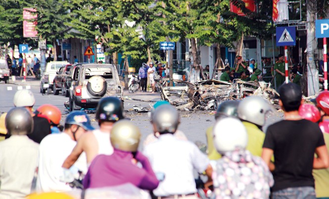 Taxi nổ tan nát trên phố, tìm thấy thư tuyệt mệnh của một nạn nhân Hiện trường vụ nổ xe taxi khiến 2 người tử vong tại chỗ.