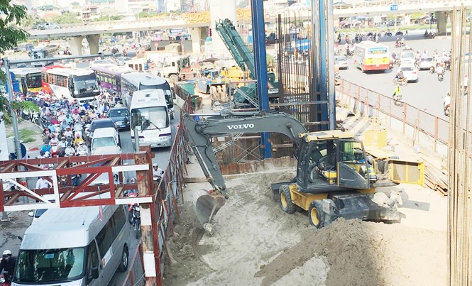 Vỡ mộng các “siêu” dự án vận tải công cộng Bị công trường tuyến ĐSĐT chiếm hơn một nửa, hơn 2 năm nay tuyến đường Cầu Giấy - Xuân Thủy thường xuyên bị ùn tắc kéo dài. Ảnh: Anh Trọng.