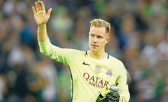Nhà vua “ngã ngựa” Thủ thành Ter Stegen ra dấu xin lỗi CĐV sau trận đấu. Ảnh: GETTY IMAGES.