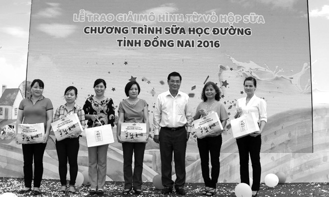 Vinamilk và Tetra Pak chính thức khởi động Chương trình Sữa học đường năm học 2016-2017 Ban Tổ chức chương trình trao giải mô hình làm từ vỏ hộp sữa đẹp nhất cho các đơn vị đoạt giải.