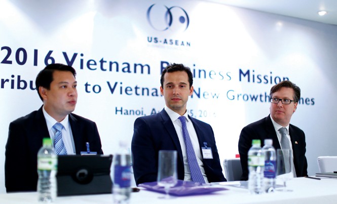 GSK cam kết đồng hành cùng ngành y tế Việt Nam Ông Alexander Feldman, Chủ tịch Hội đồng Kinh doanh cấp cao Hoa Kỳ - ASEAN. Ông James Strenner, Trưởng VPĐD GSK Pte Ltd tại Việt Nam. Ông Shane Pang, Giám đốc phụ trách Đối ngoại, GSK Châu Á Thái Bình Dương.