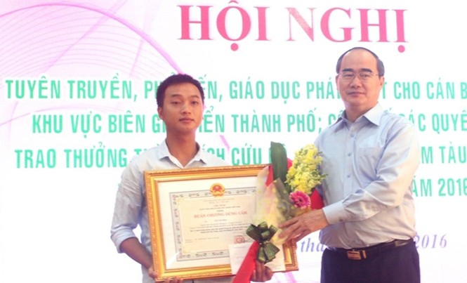 Tặng Huân chương dũng cảm cho thuyền viên cứu người Chủ tịch Ủy ban Trung ương MTTQ Việt Nam Nguyễn Thiện Nhân trao Huân chương Dũng cảm cho anh Lê Văn Hoa, thuyền viên tàu Phú Quý 2.