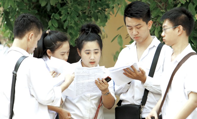 Đề minh họa Thi THPT quốc gia 2017: Toán dài, Văn ngắn gọn Thí sinh trao đổi bài giải đề thi tốt nghiệp THPT Quốc gia 2016. Ảnh: Như Ý.