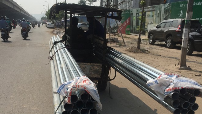 Xe 3 bánh chở hàng cồng kềnh vẫn tràn ngập Tình trạng xe ba bánh, xe thô sơ tự chế chở hàng hoá cồng kềnh vẫn phổ biến ở Hà Nội sau chỉ đạo của Phó thủ tướng Trương Hoà Bình. Ảnh: Nguyễn Hoàn.