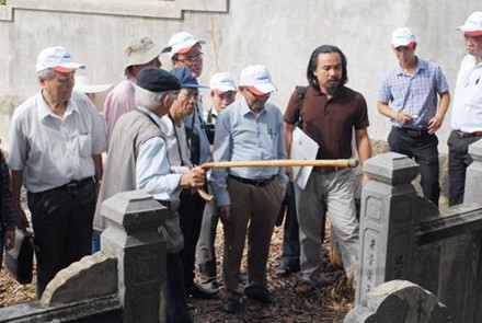 Động thổ thăm dò dấu vết lăng mộ Hoàng đế Quang Trung Khuôn viên chùa Vạn Phước trên gò Dương Xuân, nơi mà nhà nghiên cứu Nguyễn Đắc Xuân cùng với giáo sư Phan Huy Lê thực địa.Ảnh nguồn Internet