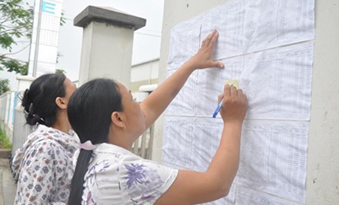 Đằng sau “bóng ma” doanh nghiệp FDI bỏ trốn Công nhân ghi thông tin sổ BHXH trước cổng Cty TNHH Gmie (Bắc Ninh). Ảnh: T.T.