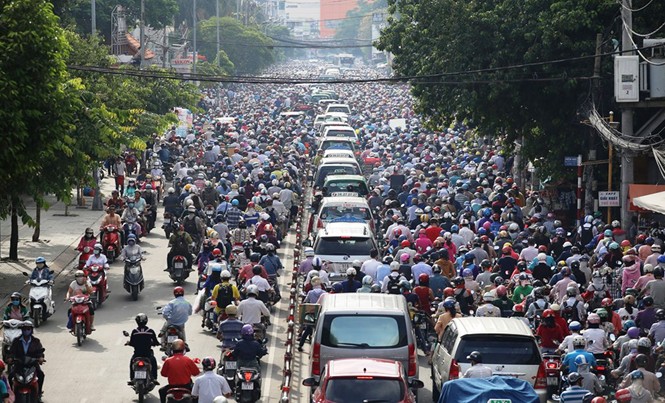 Giải bài toán ùn tắc ở TPHCM: Nên giãn hay nén dân cư vào nội đô? Một số chuyên gia cho rằng cần tăng mật độ dân cư trong trung tâm TPHCM và phát triển hệ thống giao thông công cộng để giảm kẹt xe. Ảnh: Huy Thịnh.