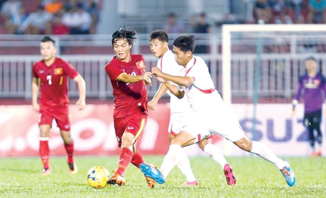 ĐT Việt Nam đọ sức với “Messi Indonesia” Việc Tuấn Anh (giữa) và Xuân Trường, Công Phượng phải trở về CLB ngay sau trận đấu với CHDCND Triều Tiên cũng là cơ hội để HLV Hữu Thắng thử nghiệm các phương án thi đấu mới. Ảnh: VSI.