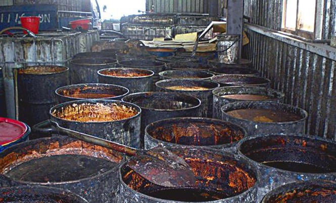 Trung Quốc: Một năm, hàng vạn người chết vì thực phẩm bẩn Một xưởng tái chế dầu cống rãnh bị phát hiện ở Trung Quốc.
