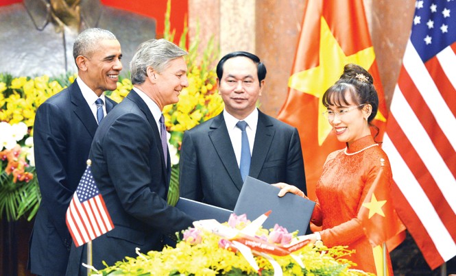 Phía sau một trong những người phụ nữ quyền lực nhất hành tinh CEO Nguyễn Thị Phương Thảo ký kết mua máy bay Boeing nhân chuyến thăm VN của Tổng thống Obama.
