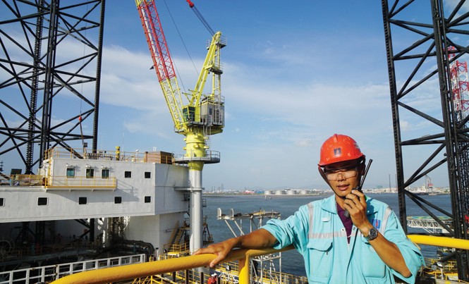 Những người xây thành phố giữa biển khơi Kỹ sư điều khiển trên giàn khoan Tam Ðảo 05.