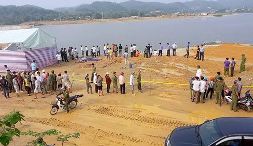 Thi thể trung úy công an dưới vũng nước xoáy Nhiều người tập trung trên bờ xem khám nghiệm hiện trường. Ảnh: Đ.H.
