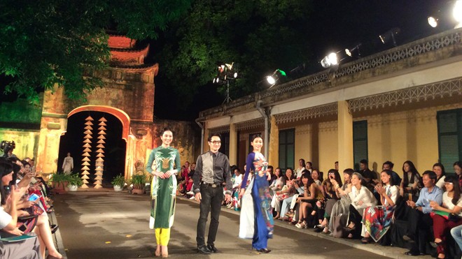 Áo dài bay trên phố, cách quảng bá thẩm mỹ cao Trình diễn áo dài trong họp báo Festival Áo dài Hà Nội. Ảnh: Tú Quyên.