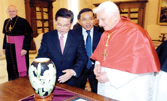 Người đưa đồ sứ Việt lên đỉnh cao Chủ tịch nước Nguyễn Minh Triết tặng Giáo hoàng Bendict XVI bình hoa sứ Minh Long.