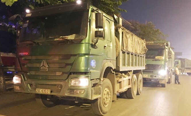 Xe tải “cày” phố cấm, cảnh sát đứng nhìn Xe “hổ vồ” đeo biển hiệu “Cty 901” chạy vào phố cấm không phép và xả bùn đất xuống đường Giải Phóng tối 3/10. Ảnh: A.Trọng.