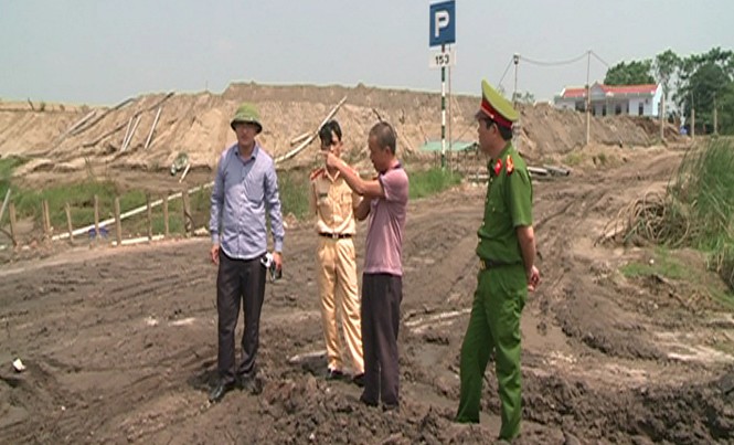 Vô tư hút cát do có giấy phép xây dựng cảng? Lực lượng chức năng kiểm tra, xử lý vi phạm đối với doanh nghiệp Sáu Hằng. Ảnh: ND.