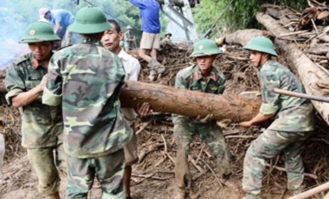 Bộ đội giúp dân vùng rốn lũ Cán bộ, chiến sĩ Sư đoàn 968 giúp nhân dân huyện Tuyên Hoá, Quảng Bình khắc phục hệ thống đường giao thông.